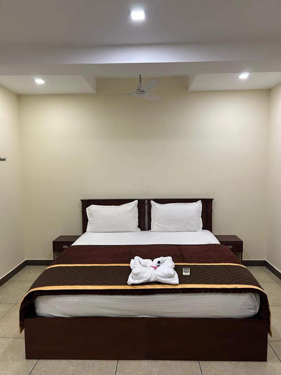 K V Suites Kochi Exterior foto