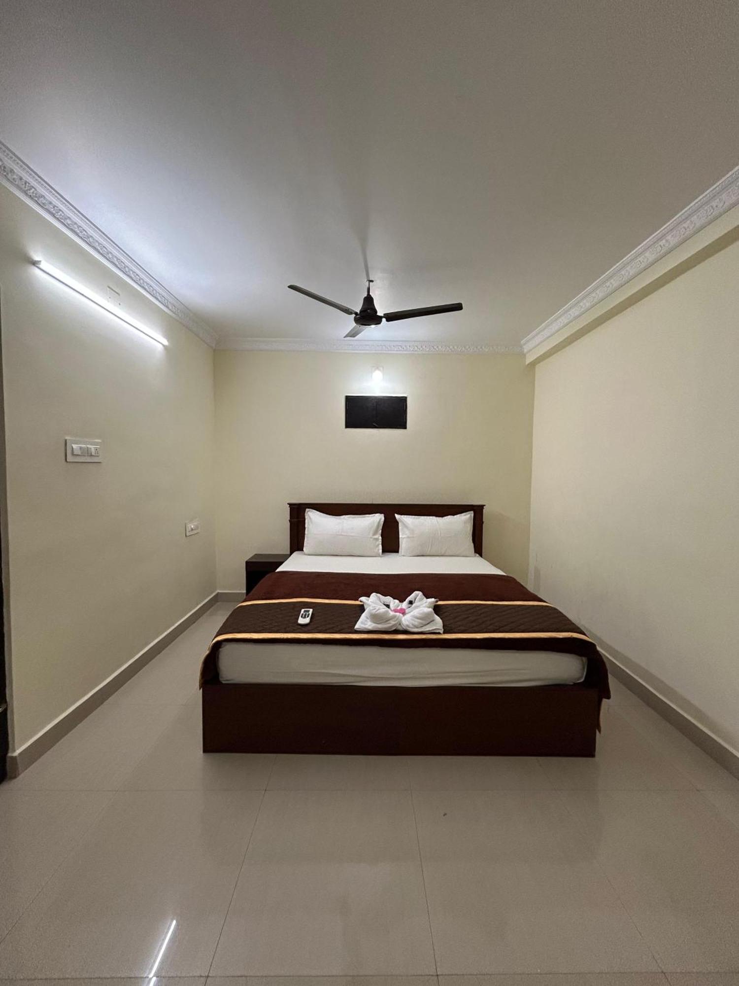 K V Suites Kochi Exterior foto